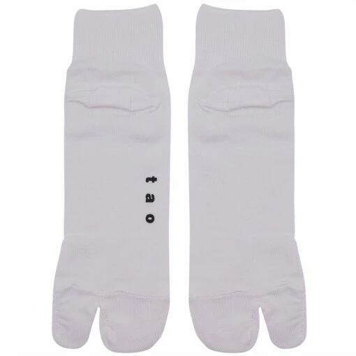 COMME DES GARÇONS TAO White Tabi Short Socks In White -Hervia Shop hervia.com comme des gar ons tao ti k501 s22 white tabi short socks 1647446685IMG 4735