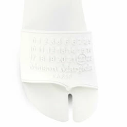 Maison Margiela Logo Embossed Tabi Sliders White In White -Hervia Shop hervia.com maison margiela s57wx0075 p4027 t1007 slipper logo embossed tabi sliders white 161286674922786.5