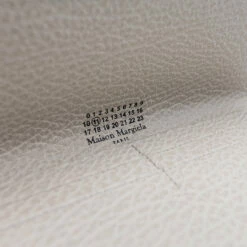 Maison Margiela Fold Over Snap Wallet In Greige 7 Maison Margiela Fold Over Snap Wallet In Greige -Hervia Shop hervia.com maison margiela sa3tt0003 p4455 t2003 fold over snap wallet 1652704995SA3TT0003 5