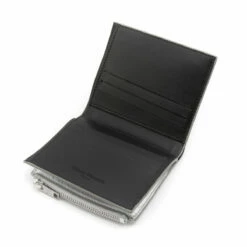 Maison Margiela Crinkle Effect Zipped Wallet White In White 7 Maison Margiela Crinkle Effect Zipped Wallet White In White -Hervia Shop hervia.com s35ui0516 p4135 t1003 wallets white 161788377522545 0002 Layer 180