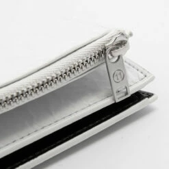 Maison Margiela Crinkle Effect Zipped Wallet White In White 8 Maison Margiela Crinkle Effect Zipped Wallet White In White -Hervia Shop hervia.com s35ui0516 p4135 t1003 wallets white 161788377822545 0000 Layer 182