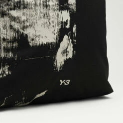 Y-3 AOP Graphics Tote Bag In Black / White -Hervia Shop hervia.com y 3 ij9872 y 3 aop c bag col. black talc 1690988565IJ9872 6 HARDWARE Photography Detail View 2 white